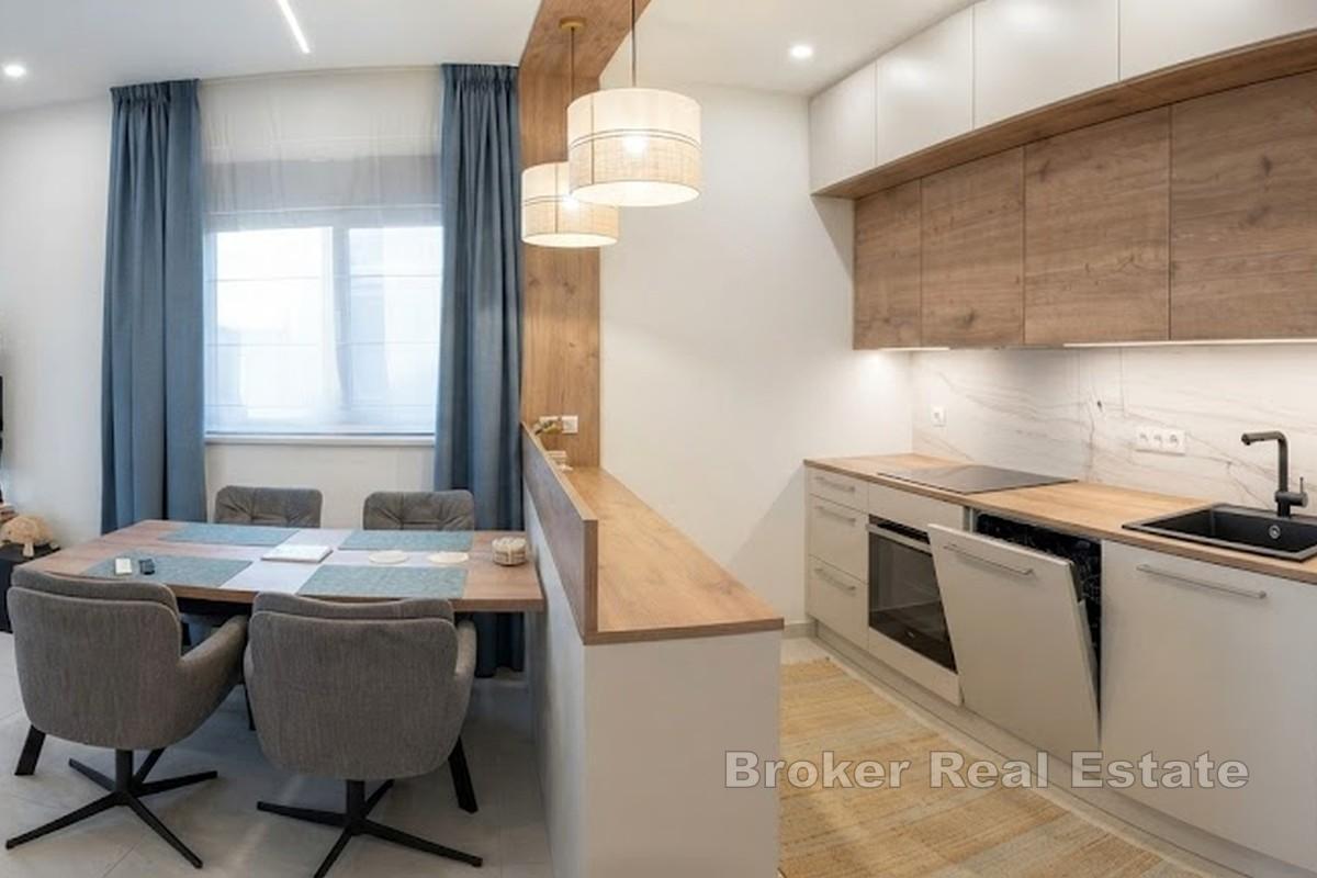 Luxusní penthouse se střešní terasou a otevřeným výhledem na moře