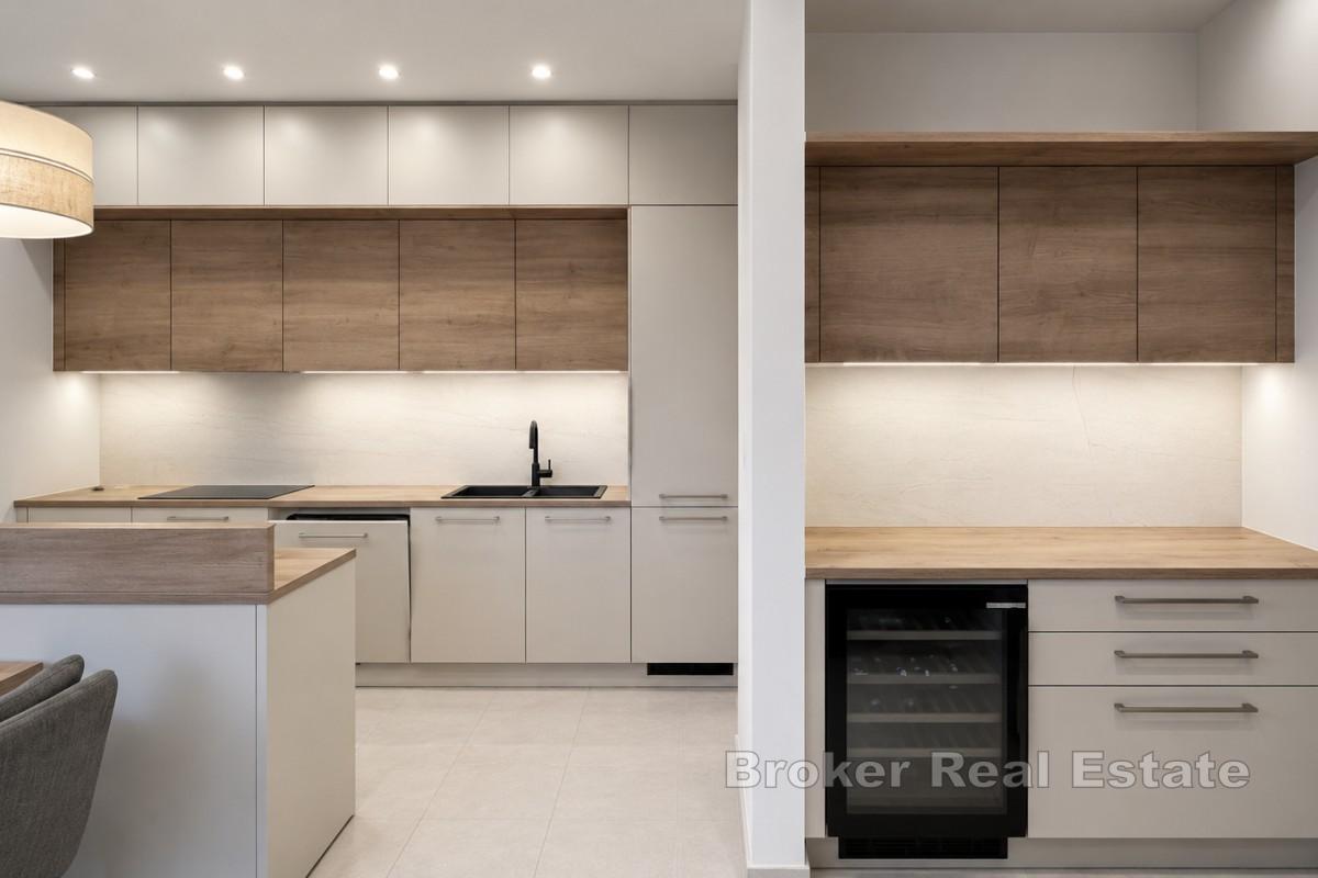 Luksuzni Penthouse s krovnom terasom i otvorenim pogledom na more