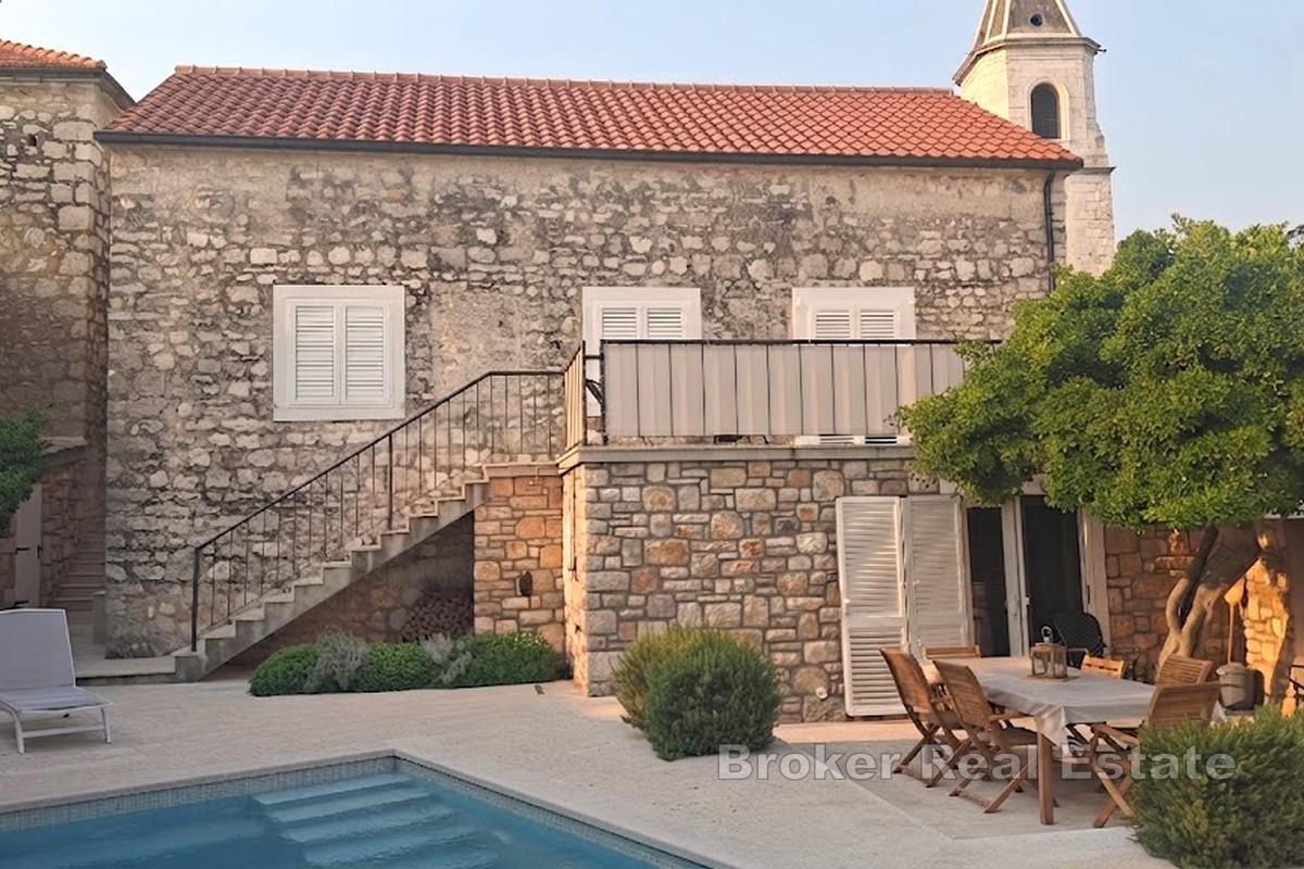 Authentique maison dalmate en pierre avec piscine