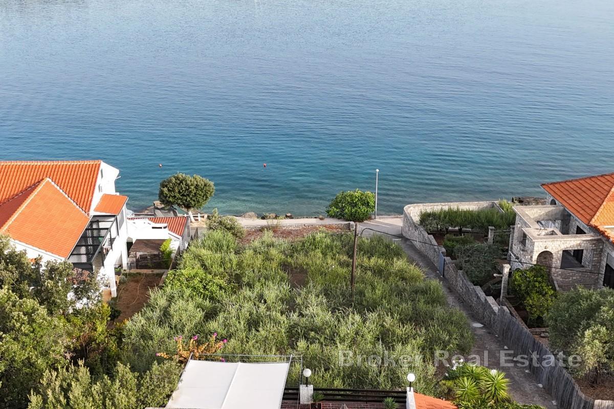 Maison de vacances en première ligne de mer avec terrain constructible de 3 830 m²