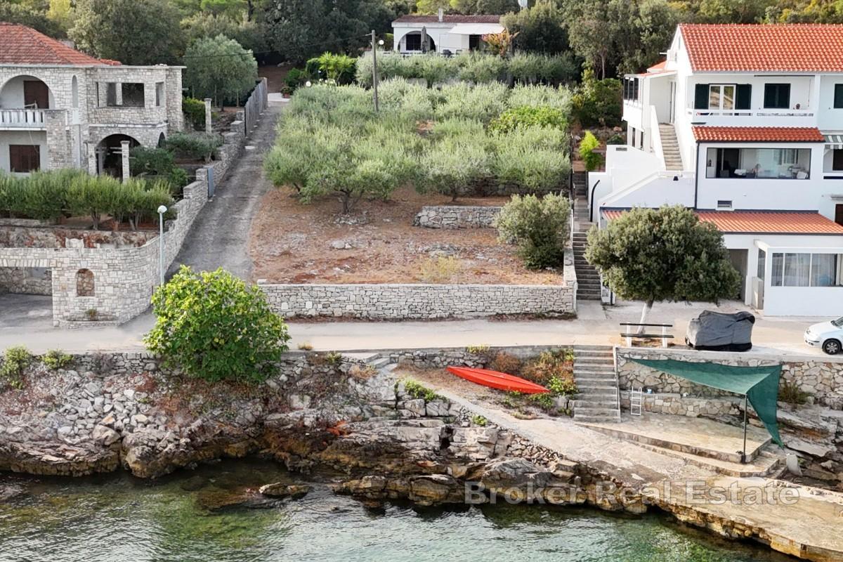 Maison de vacances en première ligne de mer avec terrain constructible de 3 830 m²