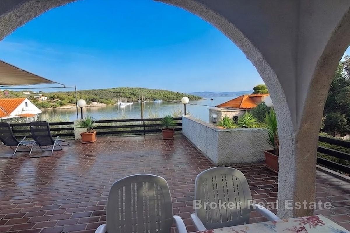 Maison de vacances en première ligne de mer avec terrain constructible de 3 830 m²