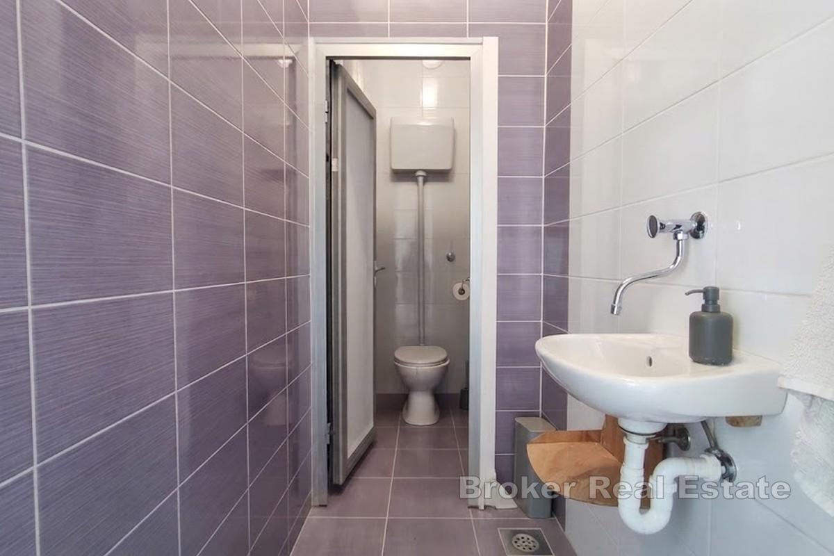 Forretningslokaler med stor privat parkeringsplass
