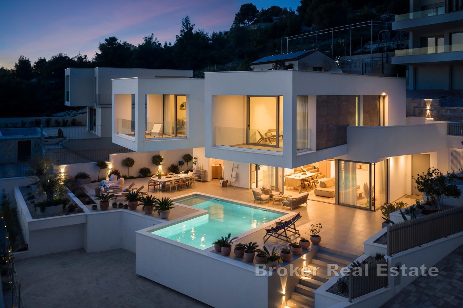 Moderne Villa mit beheiztem Pool und Meerblick