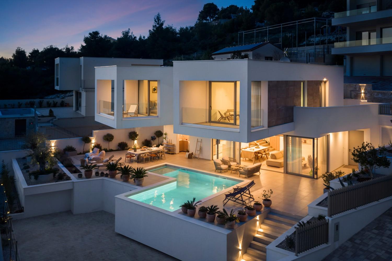 Moderne Villa mit beheiztem Pool und Meerblick