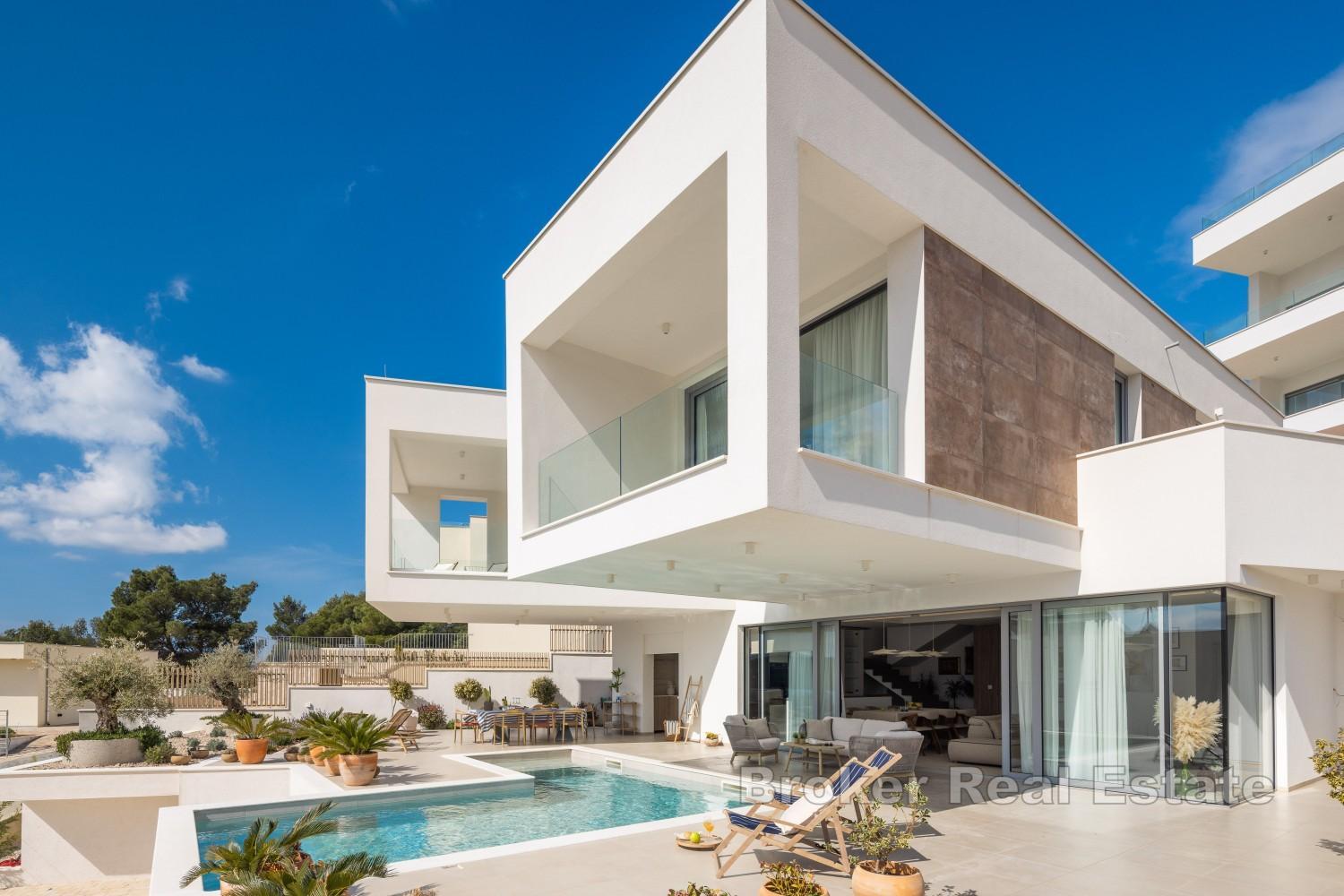 Moderne Villa mit beheiztem Pool und Meerblick