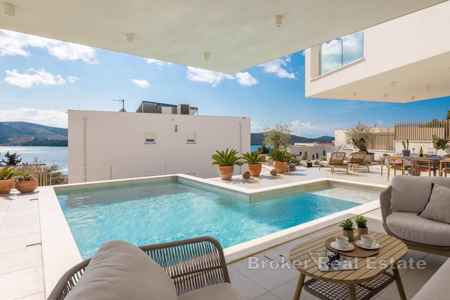 Moderne Villa mit beheiztem Pool und Meerblick