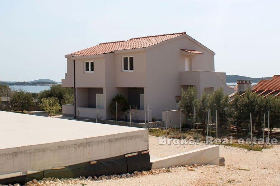 Immeuble près de la mer