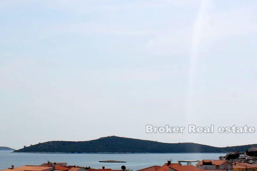 Immeuble près de la mer