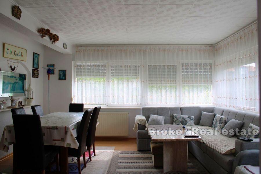 Hus nær sjøen