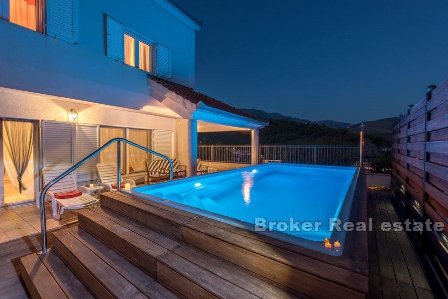 Semi-detached house with swimming pool