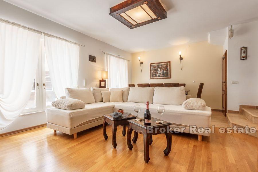 Semi-detached house with swimming pool