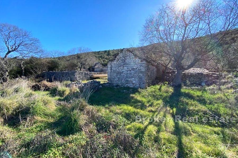 Ancienne maison en pierre avec terrain