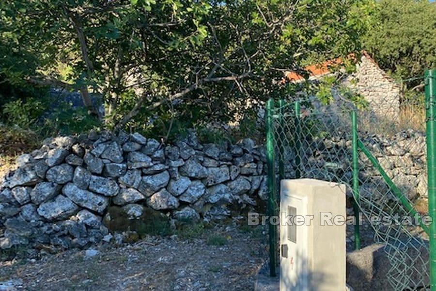 Ancienne maison en pierre avec terrain