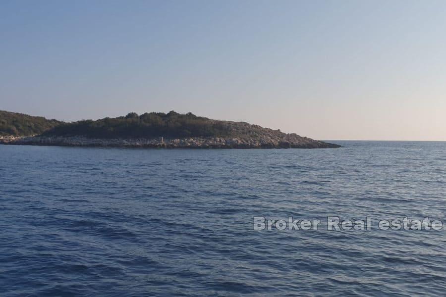 An island in complete privacy
