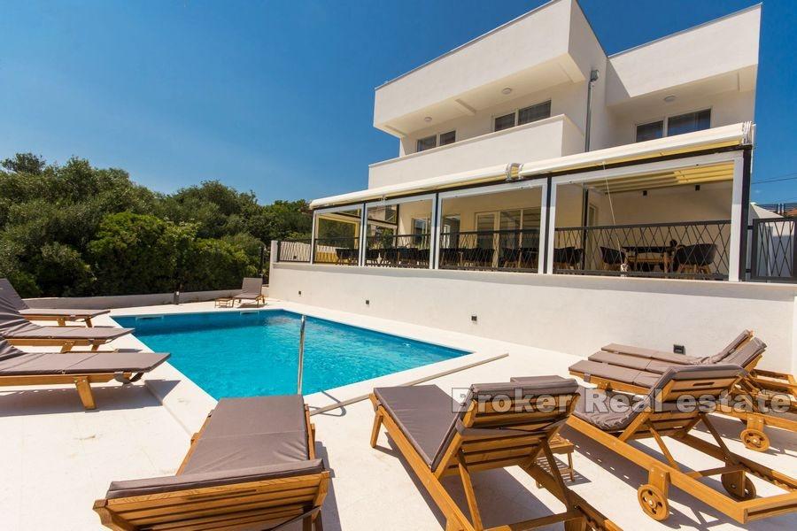 Haus mit Restaurant und Pool