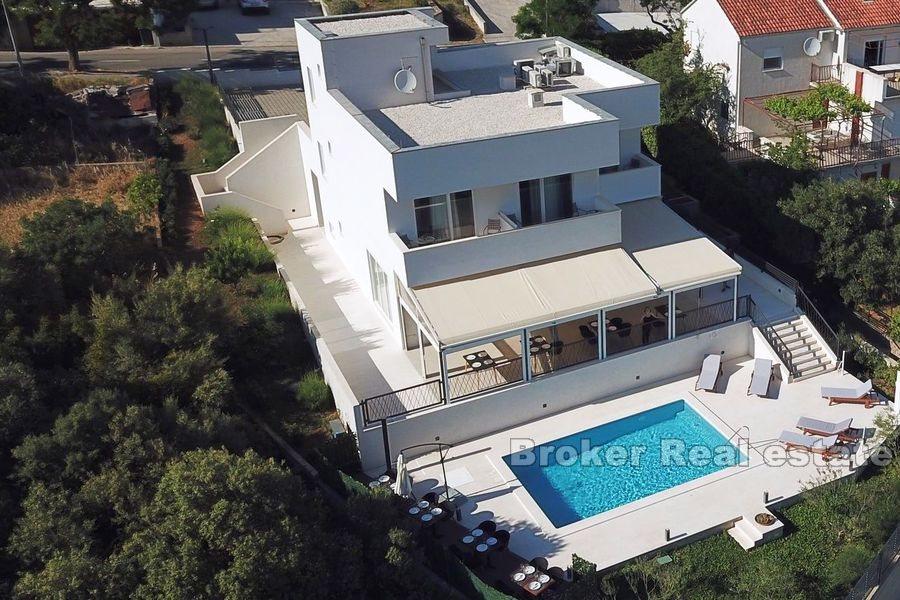 Haus mit Restaurant und Pool