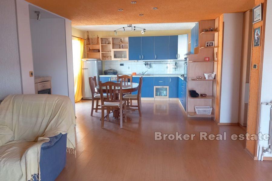 Apartment with partial sea view