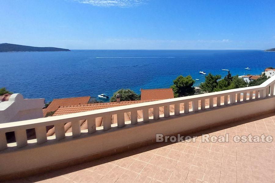 Casa e terreno edificabile con vista mare