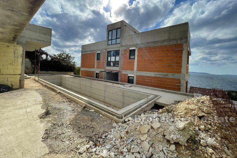 Appartements dans immeuble neuf, vue mer
