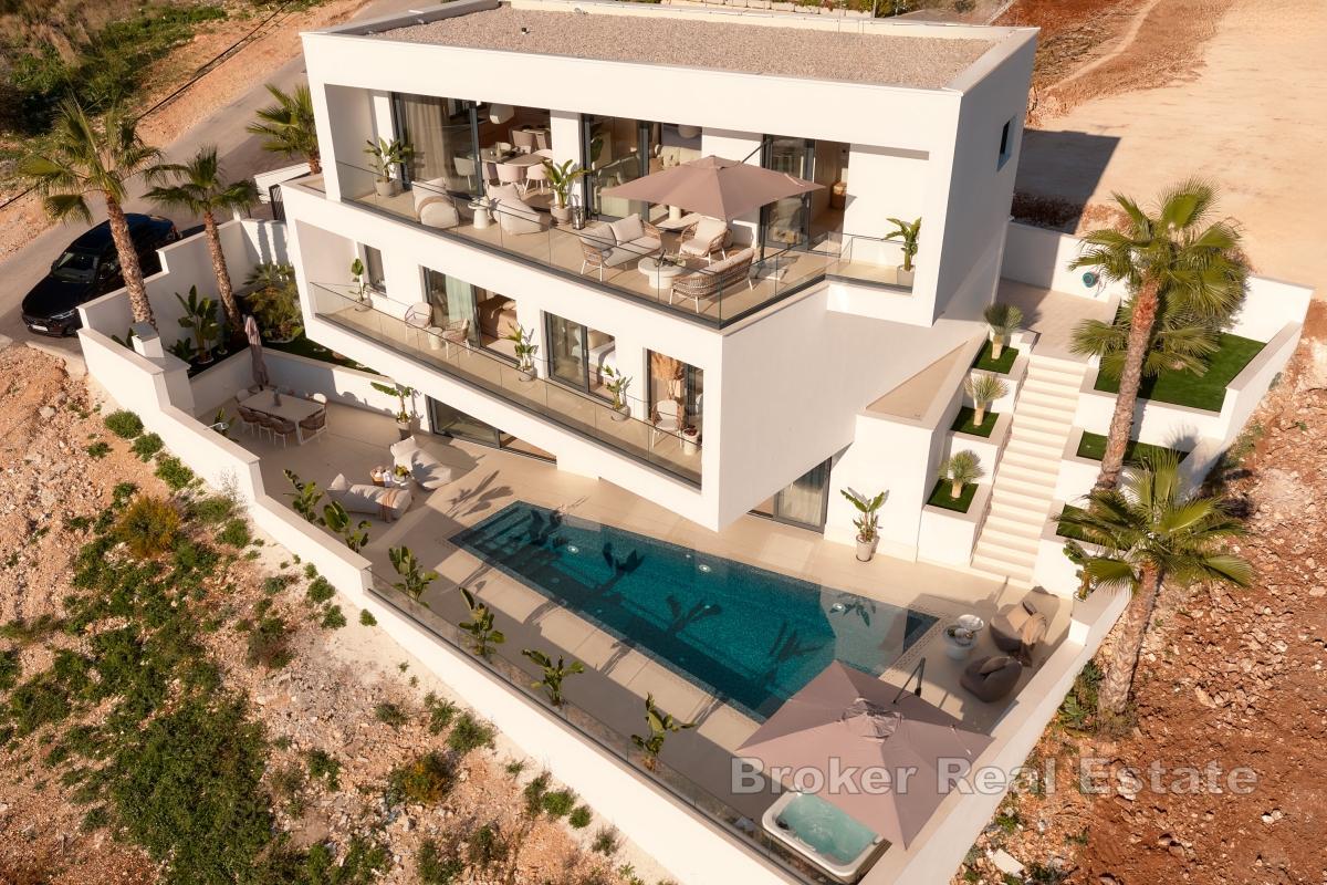 Moderní vila s bazénem a mimořádným výhledem na moře