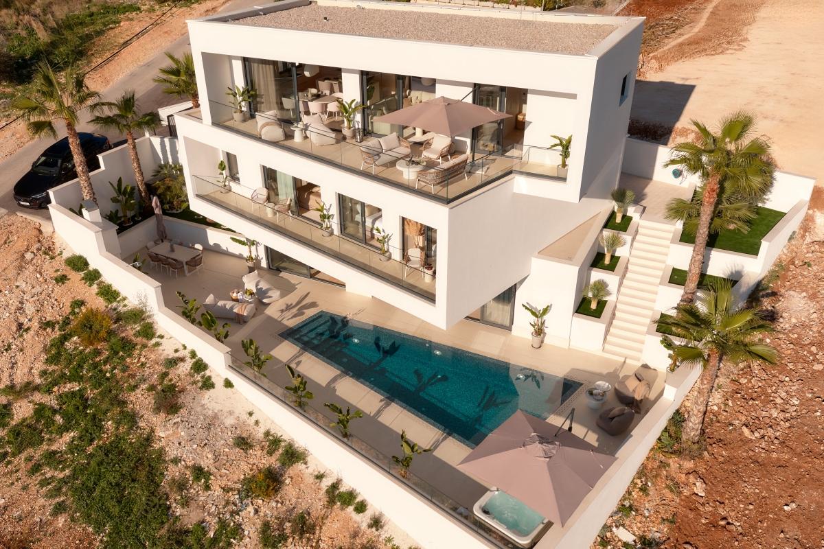 Moderní vila s bazénem a mimořádným výhledem na moře