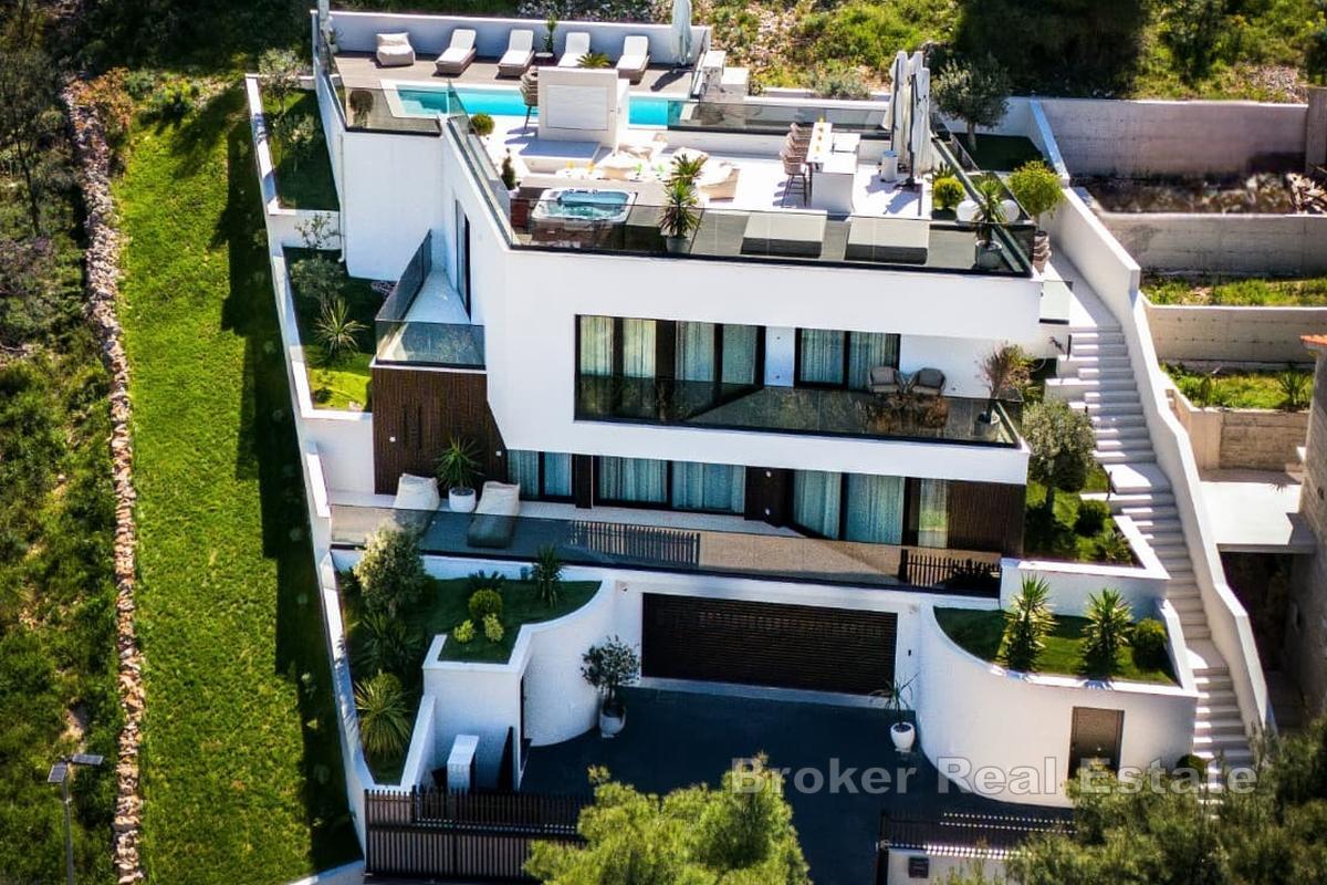 Luxusvilla mit Pool und Meerblick