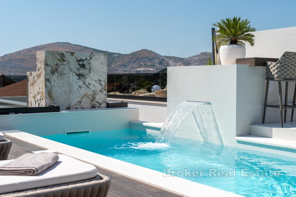 Luxusvilla mit Pool und Meerblick