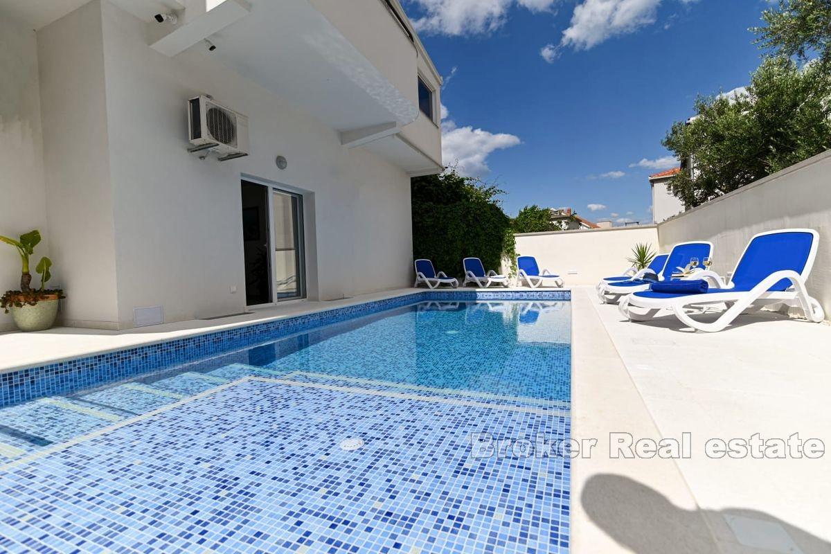 Confortevole appartamento con ampio giardino e piscina