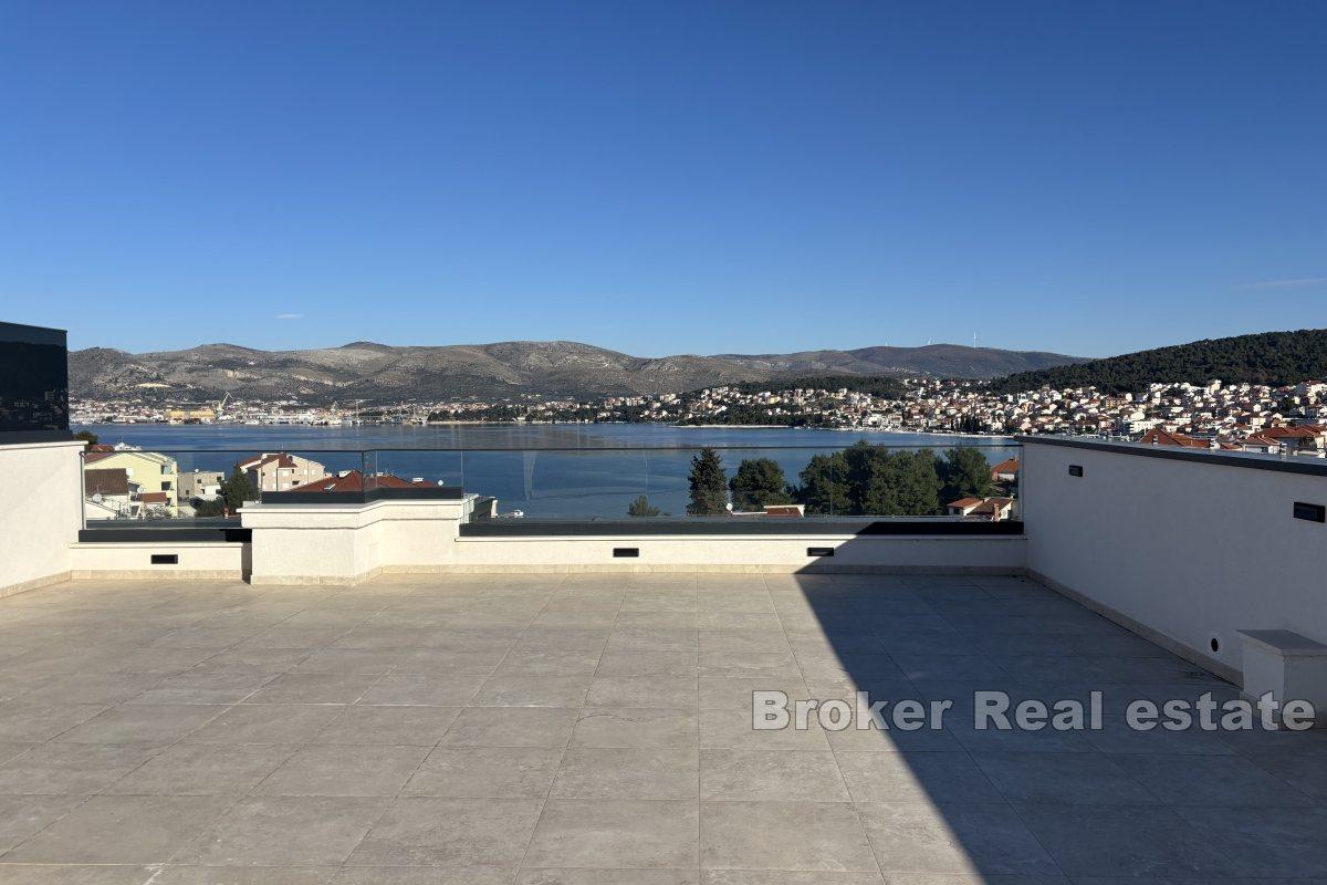 Luxueux penthouse de trois chambres avec terrasse sur le toit