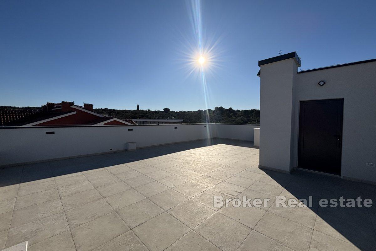 Luxueux penthouse de trois chambres avec terrasse sur le toit