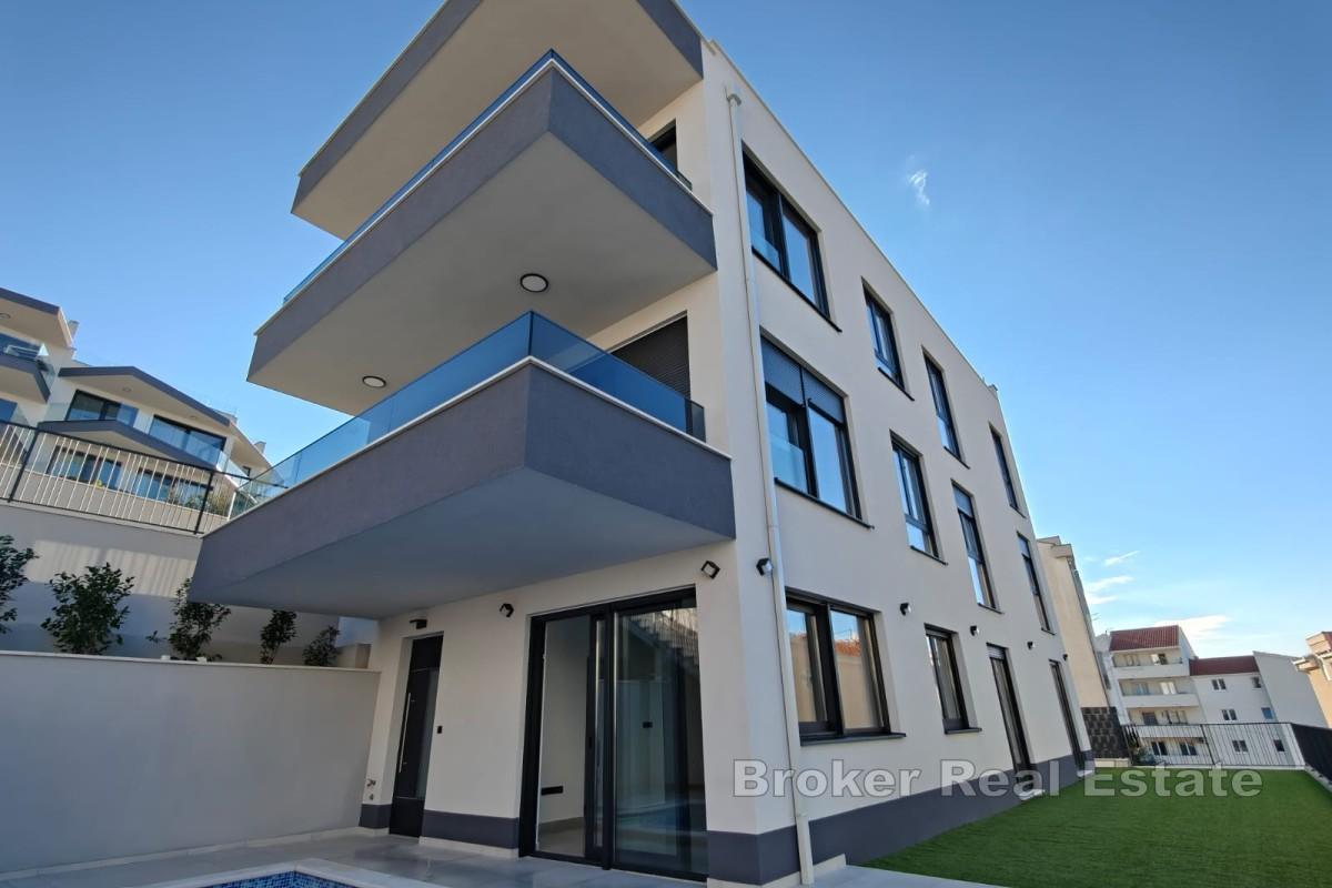 Moderne Wohnung mit Pool in Meeresnähe