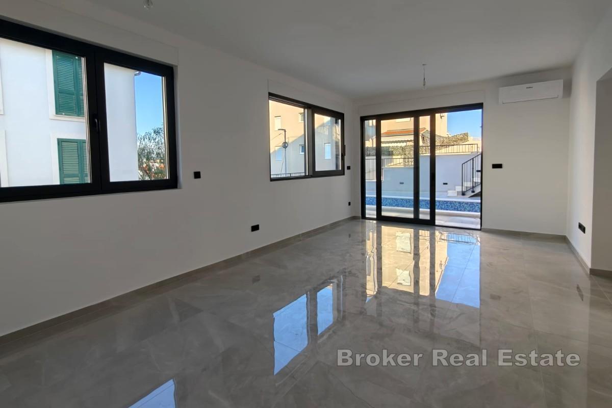 Moderne Wohnung mit Pool in Meeresnähe
