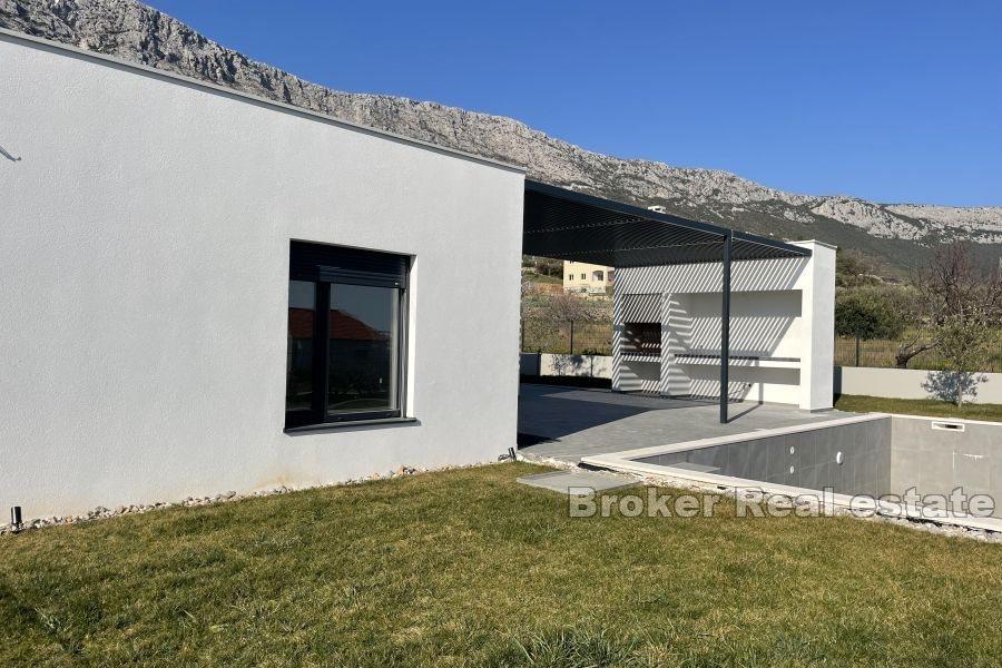Unfertige Villa mit Pool