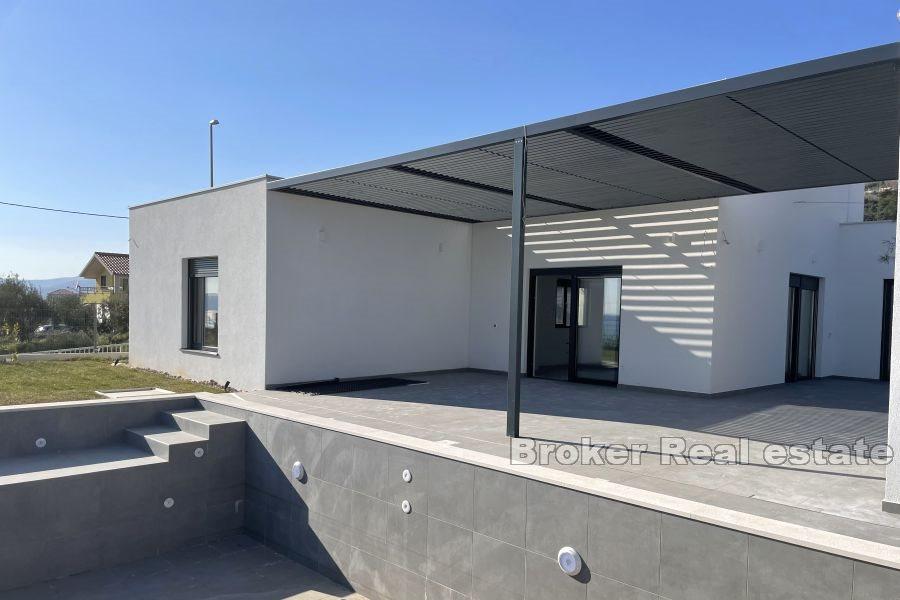 Unfertige Villa mit Pool