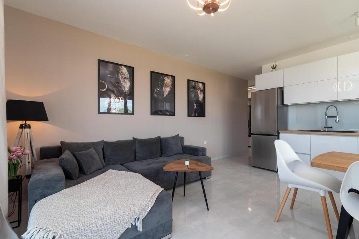 Zwei-Zimmer-Wohnung mit seitlichem Meerblick