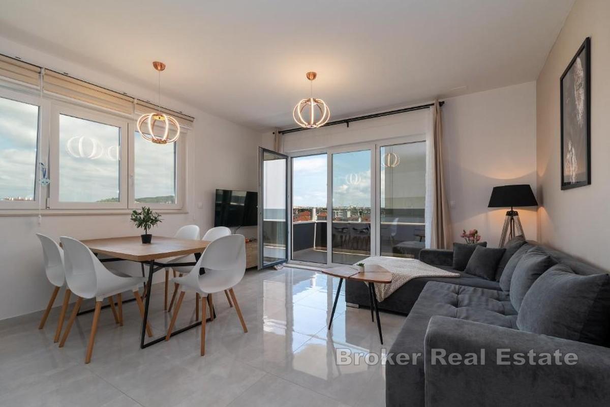 Zwei-Zimmer-Wohnung mit seitlichem Meerblick