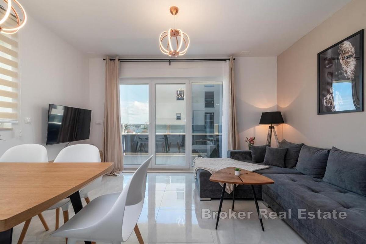 Zwei-Zimmer-Wohnung mit seitlichem Meerblick