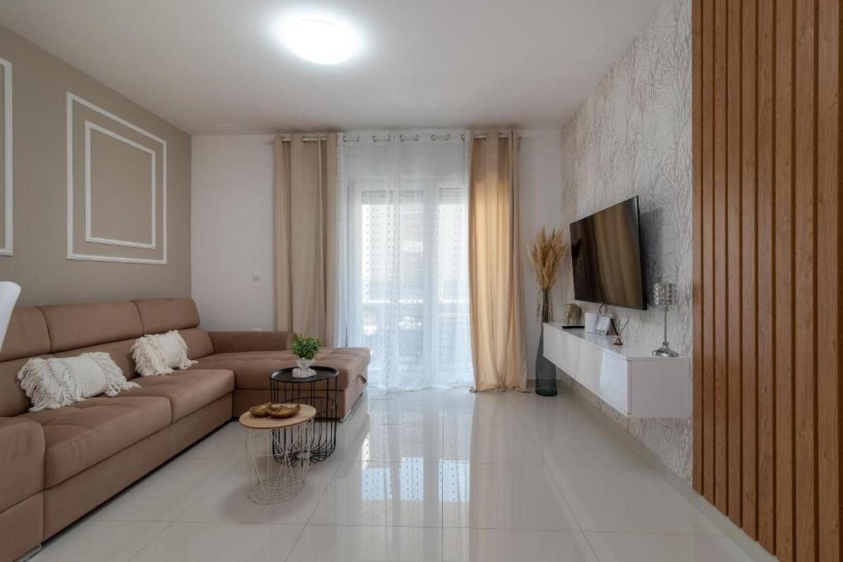 Ein-Zimmer-Wohnung mit seitlichem Meerblick