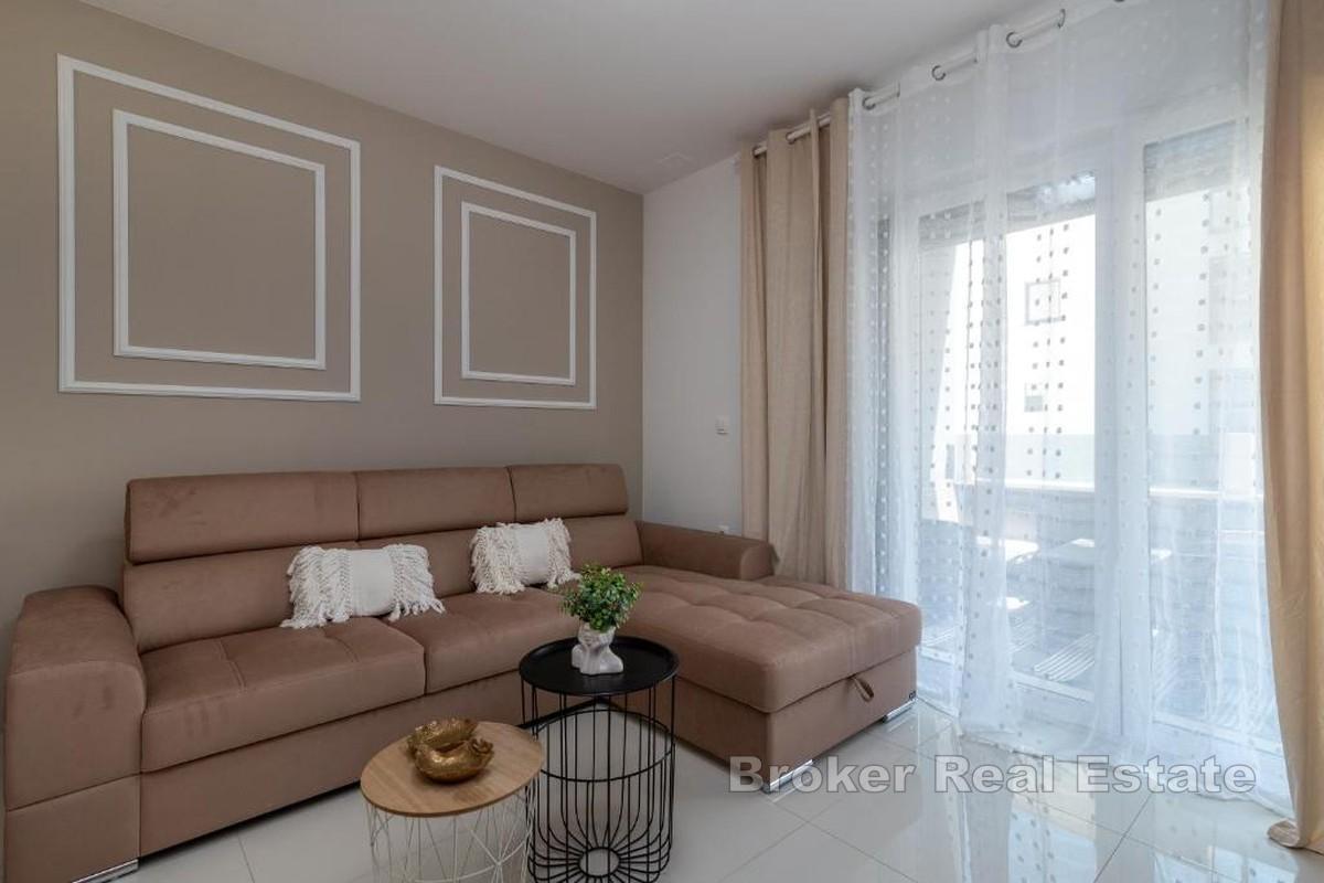 Ein-Zimmer-Wohnung mit seitlichem Meerblick