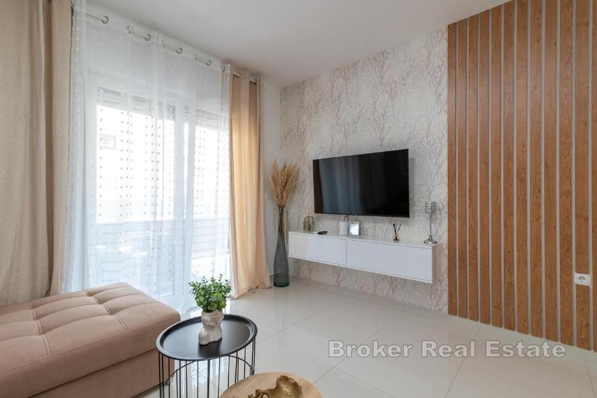 Ein-Zimmer-Wohnung mit seitlichem Meerblick