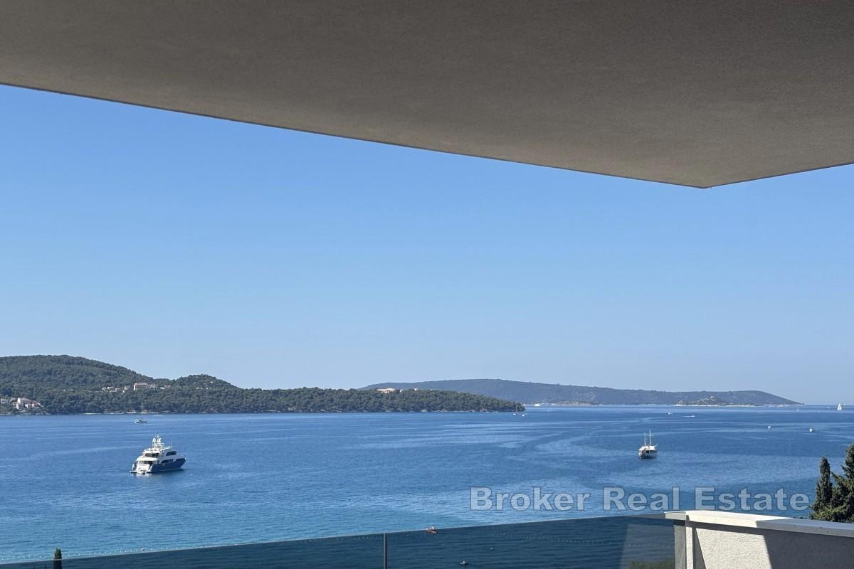 Attico in un nuovo edificio con piscina e vista mare