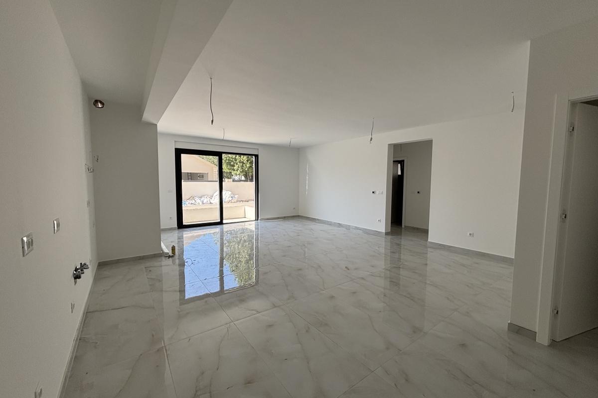 Appartamento con due camere da letto in un nuovo edificio con piscina