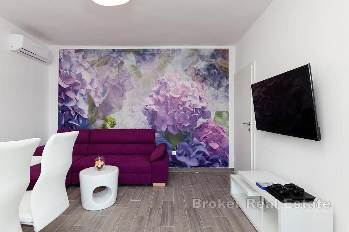 Apartmánový dům s bazénem v první řadě u moře