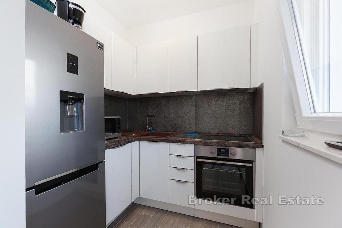 Apartmánový dům s bazénem v první řadě u moře