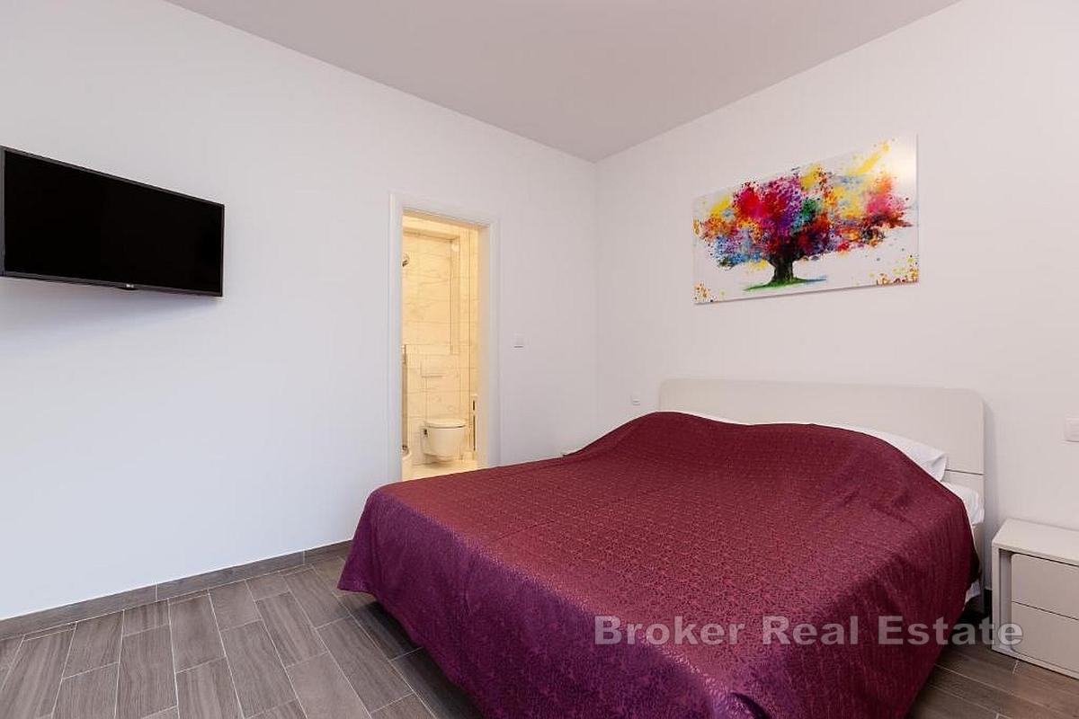 Apartmánový dům s bazénem v první řadě u moře