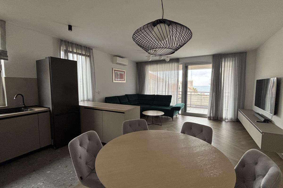 Moderno appartamento con tre camere da letto in un nuovo edificio