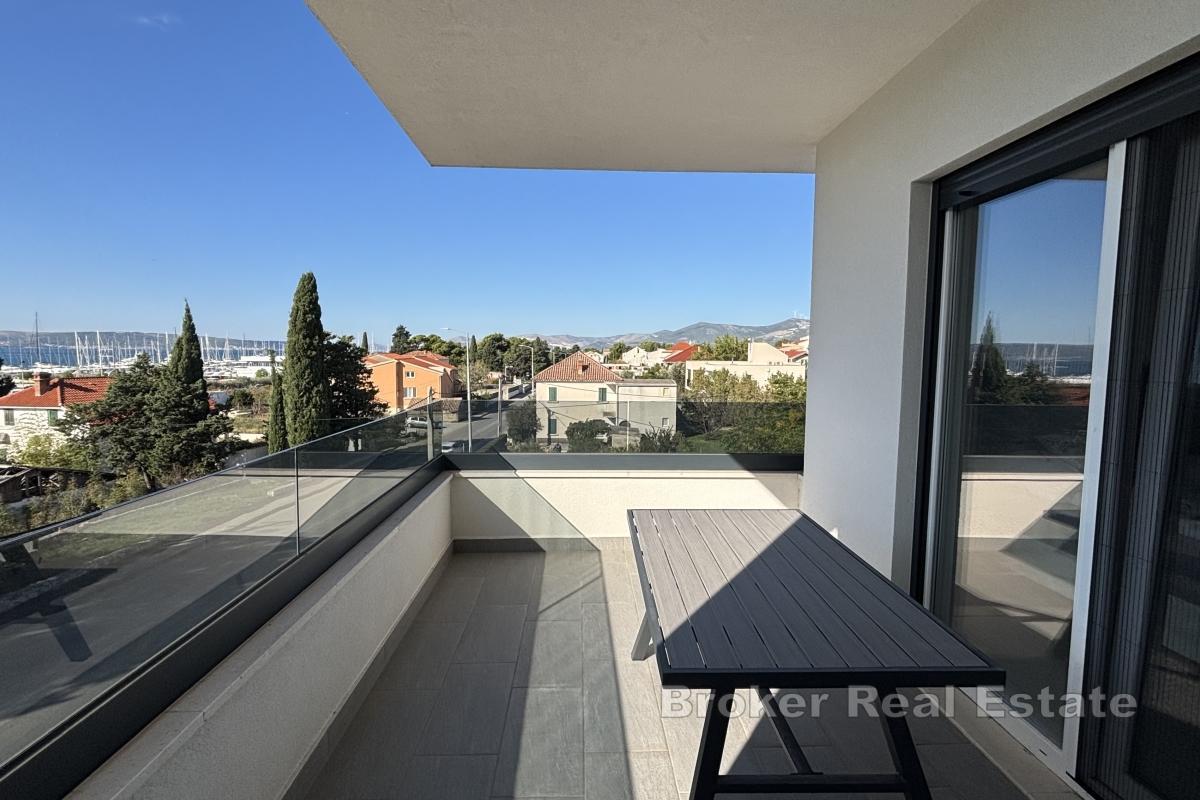Prostran penthouse stan s pogledom na more i garažnim mjestom