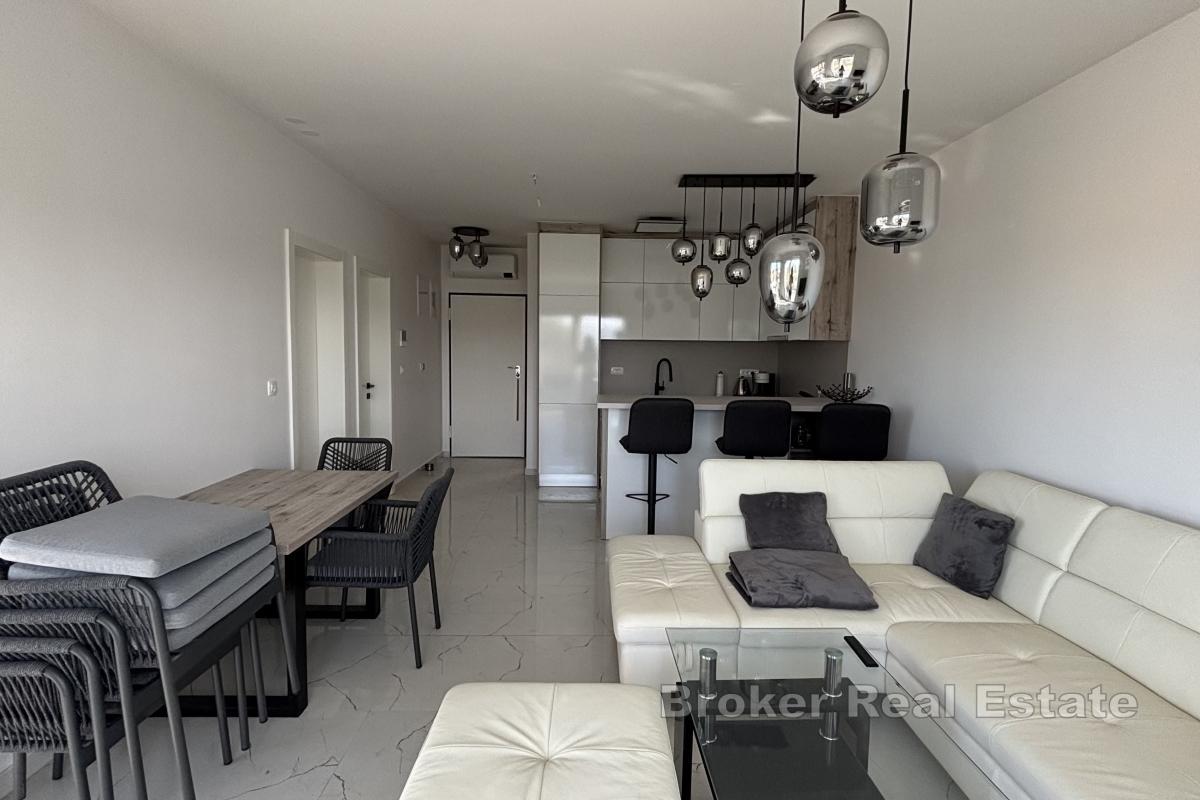 Prostran penthouse stan s pogledom na more i garažnim mjestom