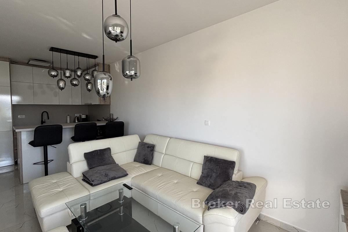 Prostran penthouse stan s pogledom na more i garažnim mjestom